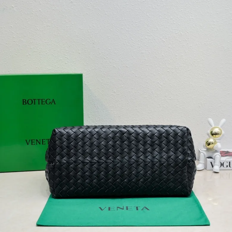 Batch 3760 #Bottega Veneta 2023 spring and summer new Andiamo handbag, many stars have the same style 🎈 Classic full-body leather weaving with golden knot buckle, stable and chic enough [satisfied] The whole body is made of Nappa sheep leather, comfortable, soft and dynamic. The sliding metal knot buckle can adjust the shoulder strap, single shoulder/handbag/crossbody, multiple carrying methods, large bag capacity, suitable for commuting/daily/traveling This bag is divided into small/medium/large sizes. There is always one that suits you, so take it with you🎀🎀 Size: 45*22*34, model: 5543#